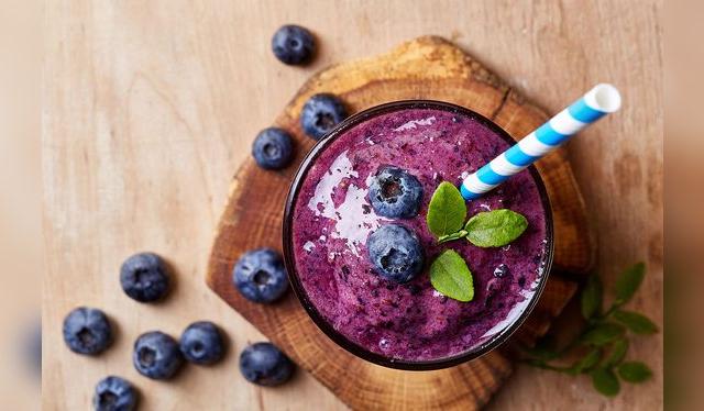 Una vez congelados, los arándanos se pueden disfrutar en batidos o <em>smoothies</em>, como este.   