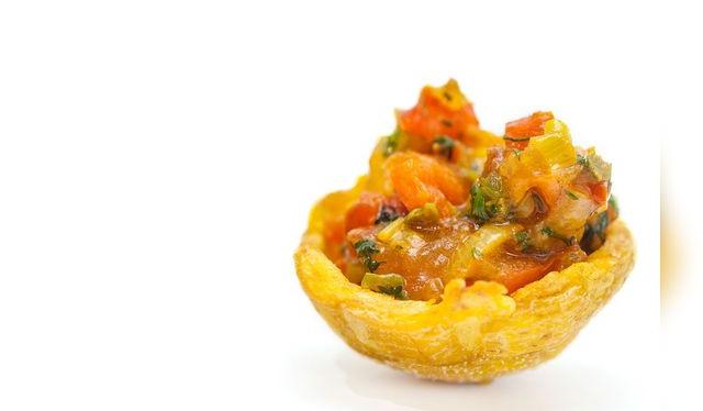 La canastita de patacón se ha convertido en una tendencia muy difundida porque facilita el relleno.   