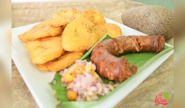 Este piqueo amazónico de <strong><a href="https://www.instagram.com/elbijaolima/">El Bijao</a></strong> lleva patacones, chorizo regional y salsa de cocona.    