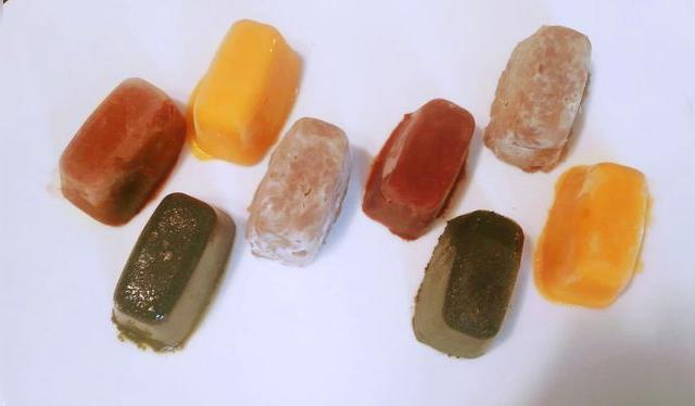 Cada cubito equivale, más o menos, a una cucharada.   