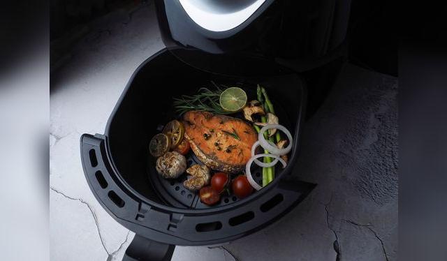 El aire caliente que rodea la comida permite usar poco aceite para lograr resultados sorprendentes. El aire caliente que rodea la comida permite usar poco aceite para lograr resultados sorprendentes.