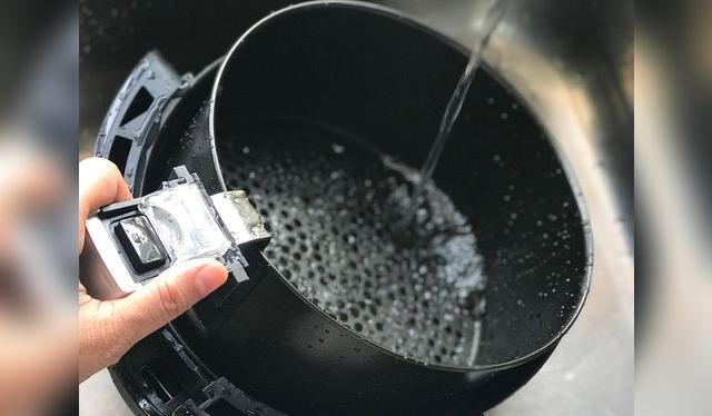 La limpieza es sencilla debido a que no cuenta con muchas piezas y todas son antiadherentes. La limpieza es sencilla debido a que no cuenta con muchas piezas y todas son antiadherentes.