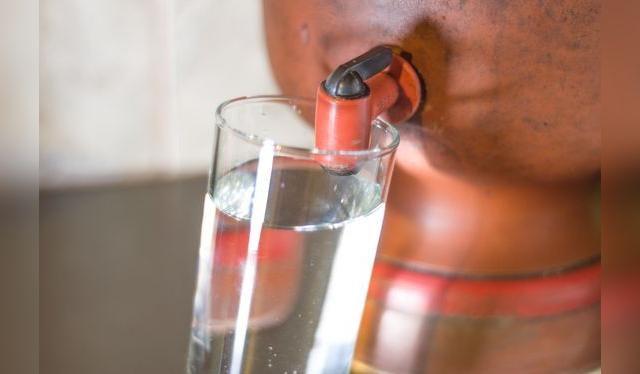 La cerámica se usa desde hace cientos de años de para purificar agua. La cerámica se usa desde hace cientos de años de para purificar agua.