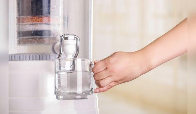 Para ofrecer agua "alcalina", el sistema combina carbón activado, microesponja y otros minerales. Para ofrecer agua "alcalina", el sistema combina carbón activado, microesponja y otros minerales.