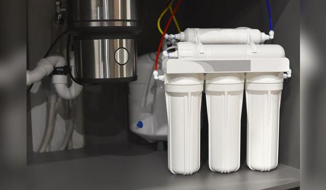 La osmosis de agua es un sistema que combina varios filtros y agua a presión. La osmosis de agua es un sistema que combina varios filtros y agua a presión.