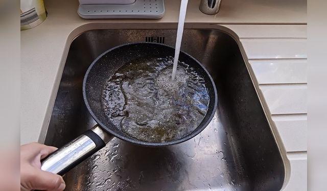 Nunca tires el aceite en el lavadero: contaminas el medio ambiente y puedes atorar tu desagüe.   