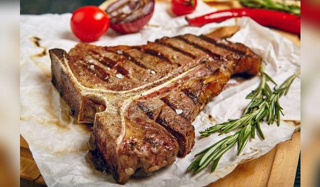 El T-bone, como la chuleta, se cocina con hueso, y pegada a él se encuentra la carne más jugosa.   