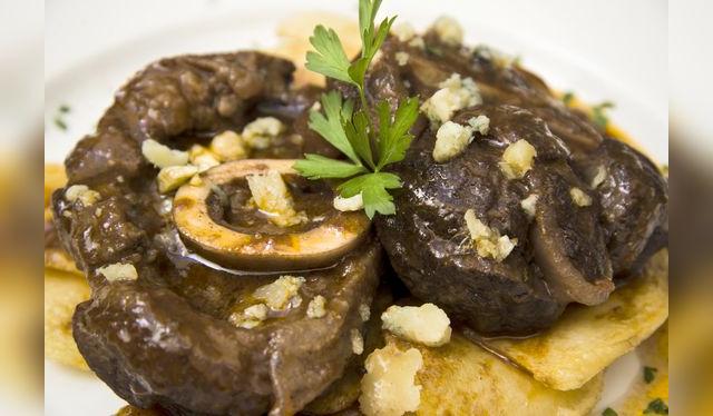 El osobuco es un ejemplo de carne con hueso que cumple con el enunciado, pero necesita cocciones largas.   