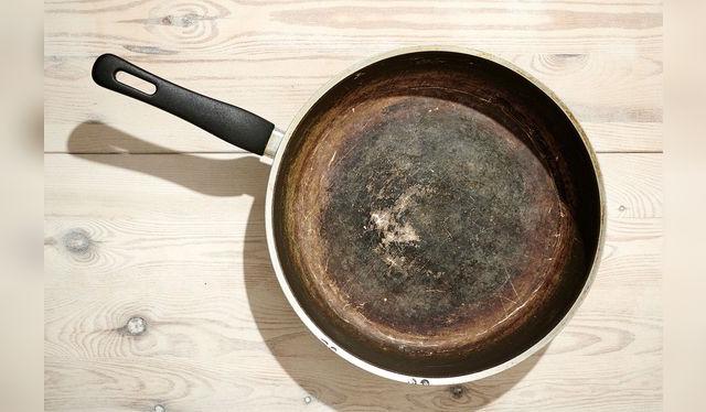 No es recomendable seguir usando una olla cuando ha perdido su capa una olla antiadherente.    