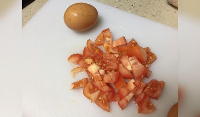 Evita la contaminación cruzada: cada vez que manipules huevos, asegúrate de mantener todo limpio y evitar el contacto con otros alimentos. Evita la contaminación cruzada: cada vez que manipules huevos, asegúrate de mantener todo limpio y evitar el contacto con otros alimentos.