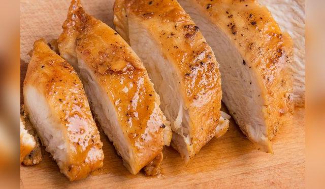 La pechuga sin pellejo es más saludable que una presa con piel pero también de un sabor menos intenso. La pechuga sin pellejo es más saludable que una presa con piel pero también de un sabor menos intenso.