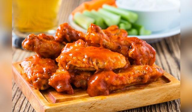 Alitas Búfalo, un clásico norteamericano especialmente en las noches de Super Bowl. Alitas Búfalo, un clásico norteamericano especialmente en las noches de Super Bowl.