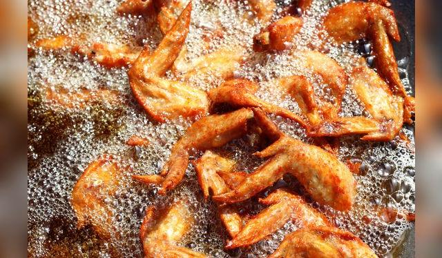 La fritura no es precisamente la forma más sana de comer alitas. La fritura no es precisamente la forma más sana de comer alitas.