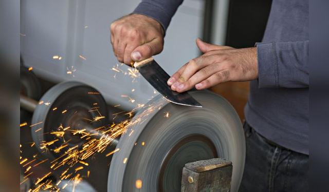 La rueda de piedra para afilar resulta demasiado tosca.   