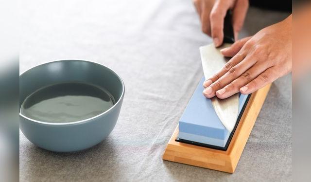 Las mejores piedras para afilar tienen doble cara: una gruesa y otra más fina.   