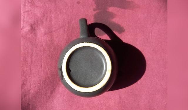 La base de la taza de cerámica sirve para afilar los cuchillos en casa.   