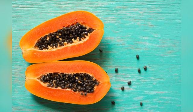 Las pepas de la papaya se usan para suavizar la carne, gracias a la papaína.    