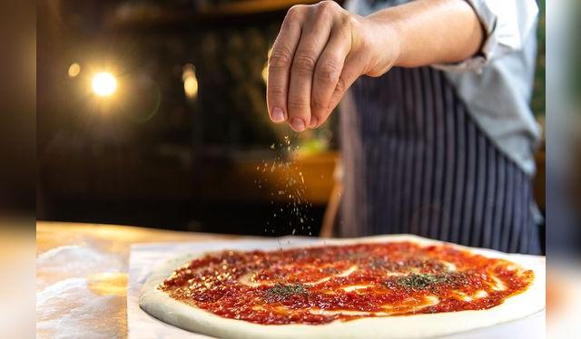 Infaltable en la pizza y en general, en la cocina de herencia italiana en el Perú.   