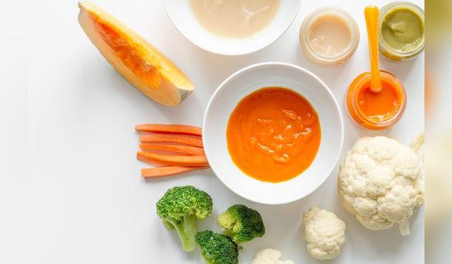 Las primeras comidas suelen ser papillas de frutas y verduras cocidas. Las primeras comidas suelen ser papillas de frutas y verduras cocidas.