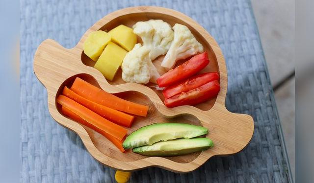 Pasada cierta edad ya pueden comer solos con la mano trozos más grandes, fáciles de masticar y que no sean riesgosos. Pasada cierta edad ya pueden comer solos con la mano trozos más grandes, fáciles de masticar y que no sean riesgosos.