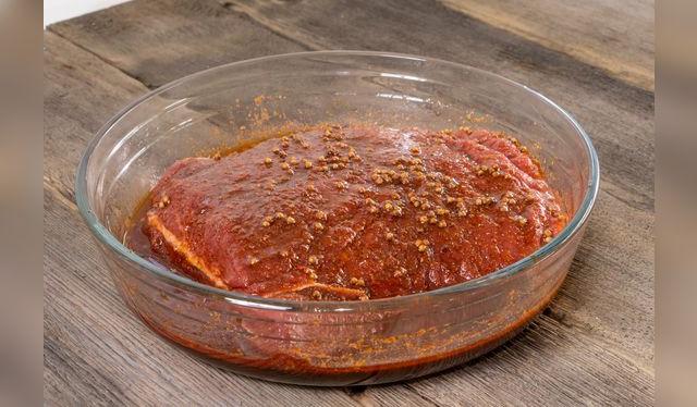 Adobar la carne es macerarla para que tome más sabor, normalmente de una día para el otro.    