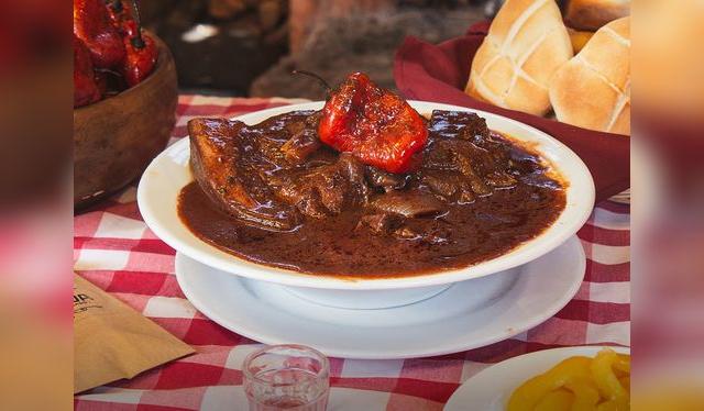 El adobo arequipeño se toma temprano los domingos con un te "piteau", el pan de tres puntas y su anisado. Foto: <strong><a href="https://www.facebook.com/LaNuevaPalomino/?ref=page_internal">La nueva palomino</a></strong>.   