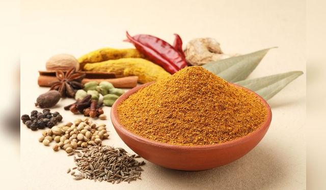 El curry tiene entre sus ingredientes a la nuez moscada. El curry tiene entre sus ingredientes a la nuez moscada.