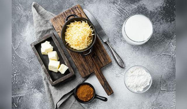 La salsa blanca o bechamel lleva nuez moscada rayada, que le da profundidad y balance. La salsa blanca o bechamel lleva nuez moscada rayada, que le da profundidad y balance.