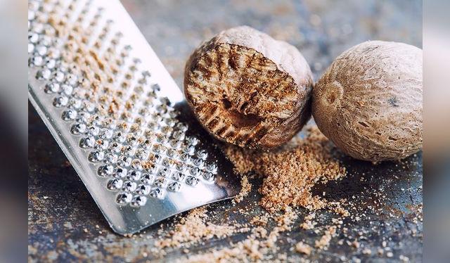 Pequeña y fragante, la nuez moscada se tiene que rallar al momento. Pequeña y fragante, la nuez moscada se tiene que rallar al momento.