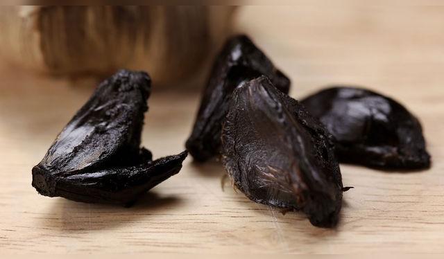 La reacción de Mailliard le da ese color oscuro y sabor a umami.   