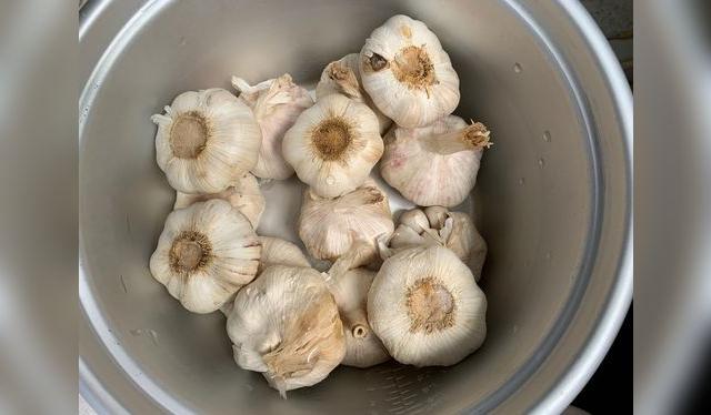 Cuida que los ajos no toquen el fondo de la olla y se mantengan húmedos.   