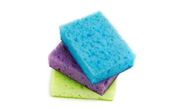 Usa esponjas de distintos color para distintos usos y cámbialas regularmente. Usa esponjas de distintos color para distintos usos y cámbialas regularmente.