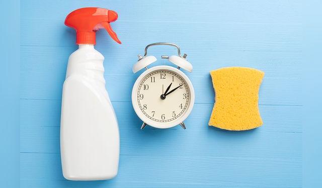 Sumergirlo en agua con lejía unos 10 minutos bastan para desinfectar estos implementos de limpieza. Sumergirlo en agua con lejía unos 10 minutos bastan para desinfectar estos implementos de limpieza.