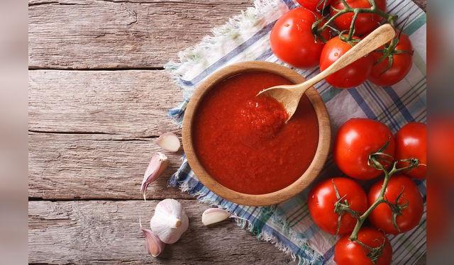 Ajos y tomates: nada más.   