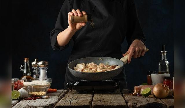 El libro incluye 120 recetas desarrolladas por Jimena Larrea, entre peruanas y extranjeras. El libro incluye 120 recetas desarrolladas por Jimena Larrea, entre peruanas y extranjeras.