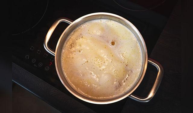 Mantequilla clarificada lista para filtrar. Mantequilla clarificada lista para filtrar.