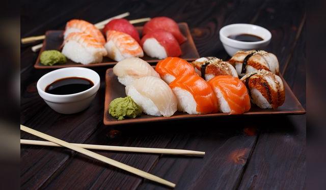 Una base de arroz y un producto marino encima: minimalismo culinario. Una base de arroz y un producto marino encima: minimalismo culinario.