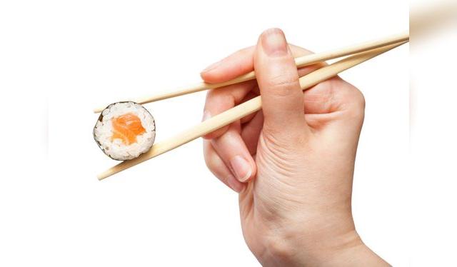 El maki lleva nori (lámina de algas secas) en el exterior. El maki lleva nori (lámina de algas secas) en el exterior.