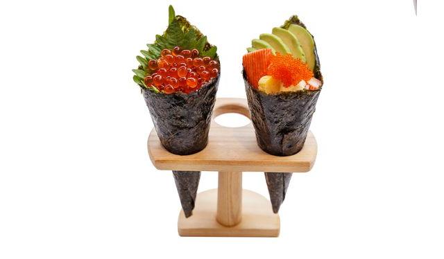 Un cono de nori envolviendo una mezcla de arroz y otros productos. Un cono de nori envolviendo una mezcla de arroz y otros productos.