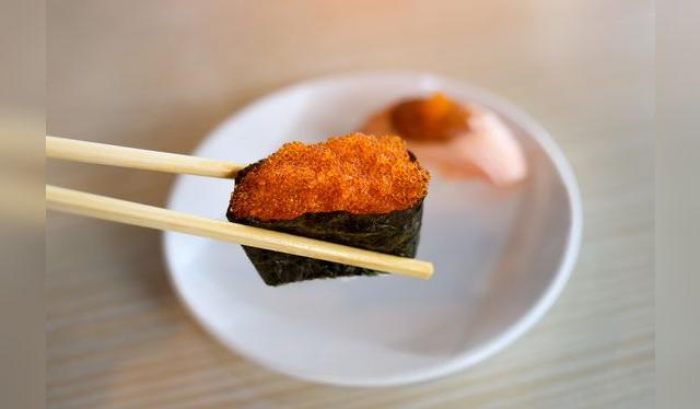 El gunkan suele llevar como <em>topping</em> conchas, almejas, erizos o huevas de algún pescado. El gunkan suele llevar como <em>topping</em> conchas, almejas, erizos o huevas de algún pescado.