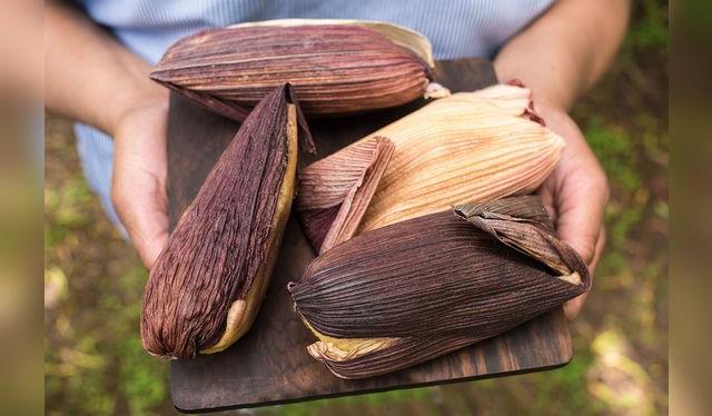 En la región andina, las humitas van en la pachamanca.   