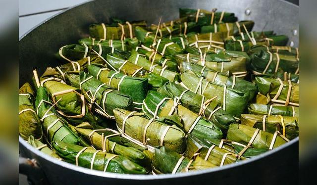 El envoltorio no solo sostiene el relleno, sino que aporta sabor.    