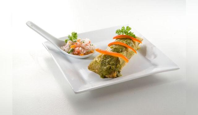 Versión estilizada del típico tamalito verde con cebiche, un plato muy popular en el norte peruano.   