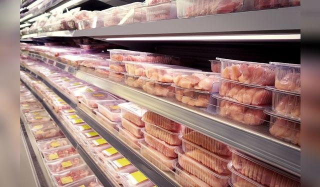 Los pollos de avícolas o supermercados tienen fecha de vencimiento. Los pollos de avícolas o supermercados tienen fecha de vencimiento.