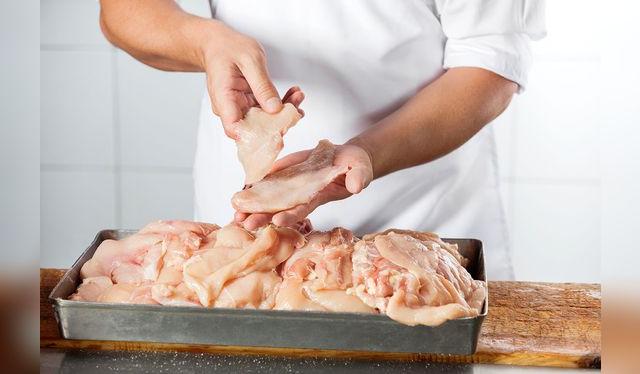 Sentir el pollo con las manos también sirve para identificar si está fresco o pasado. Sentir el pollo con las manos también sirve para identificar si está fresco o pasado.