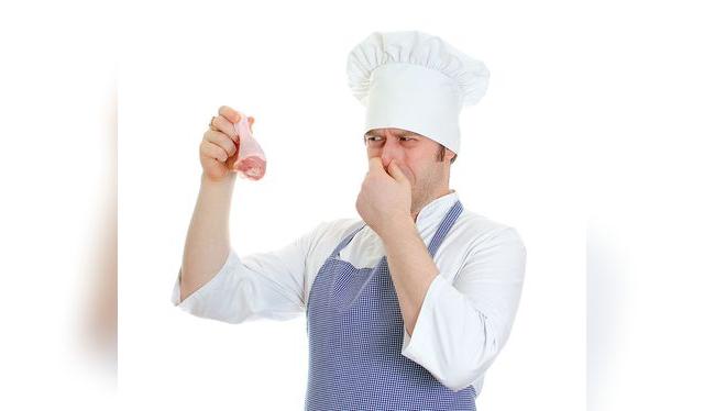 El mal olor es característico de un pollo en mal estado. El mal olor es característico de un pollo en mal estado.