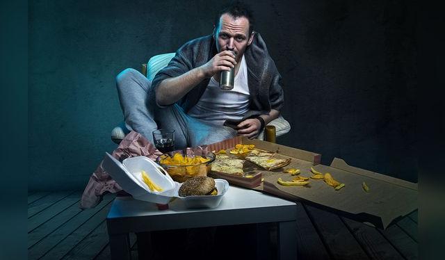 Evita el alcohol en exceso, así como la comida ultra procesada, rica en azúcares, grasas saturadas y sal. Evita el alcohol en exceso, así como la comida ultra procesada, rica en azúcares, grasas saturadas y sal.