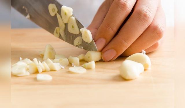 El olor del ajo es penetrante y difícil de eliminar. ¿Podrá el jabón de acero inoxidable erradicarlo por completo?    