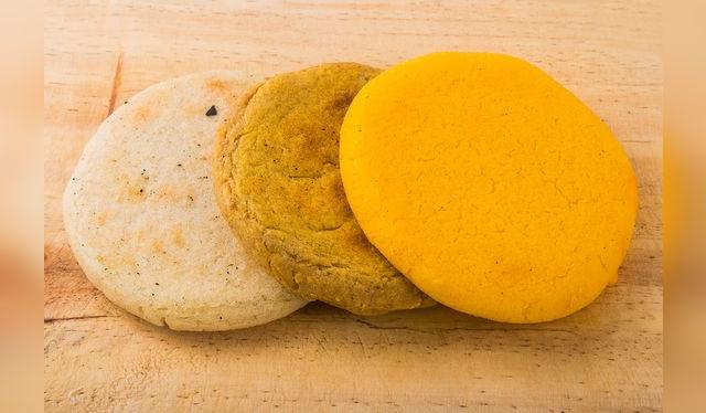 En Venezuela las arepas se distinguen por su origen; cambian los insumos y también adquieren colores distintos.   