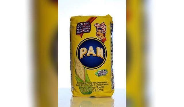 La Harina P.A.N. es la forma más difundida para hacer arepas. (Foto: Alejandro Guzmani / Shutterstock.com)    